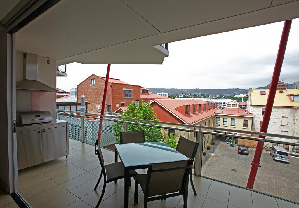 Sullivans Cove Apartments Hobart Exteriér fotografie A balcony in a modern apartment