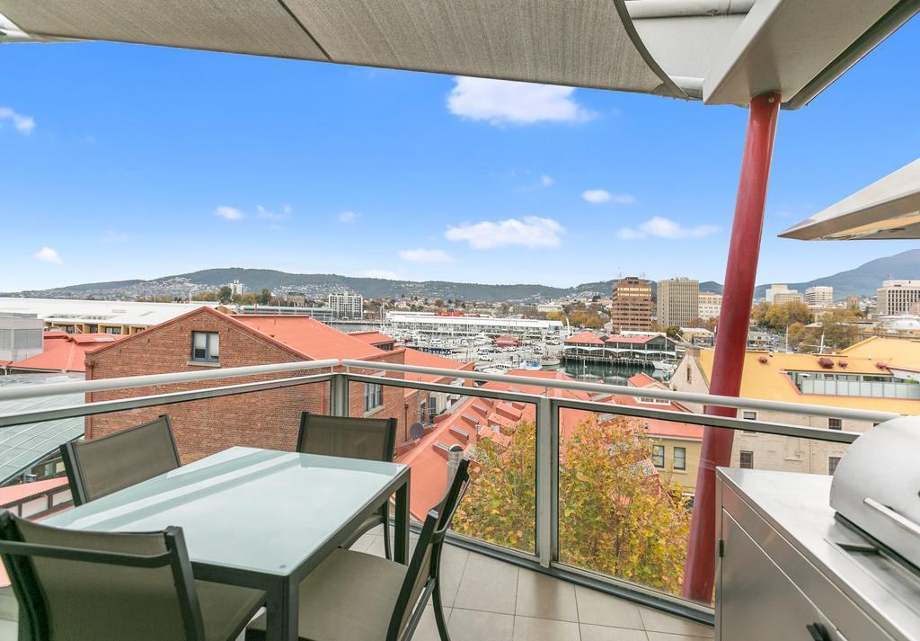 Sullivans Cove Apartments Hobart Exteriér fotografie View from the balcony of a two-bedroom apartment