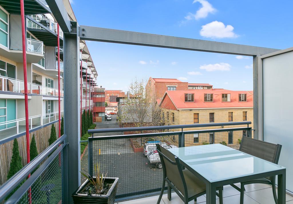 Sullivans Cove Apartments Hobart Exteriér fotografie A balcony